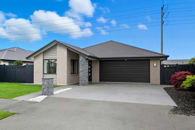 Expansive Home in Prime Halswell Location!