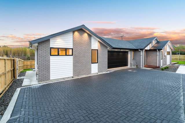 Stylish Single-Level Living with Legal Income