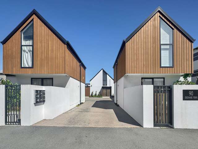 EDGEWARE - TWO BEDROOM REAR TOWNHOUSE WITH COVERED PARK