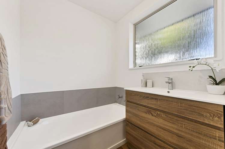 2/166 Rocking Horse Road Southshore_16