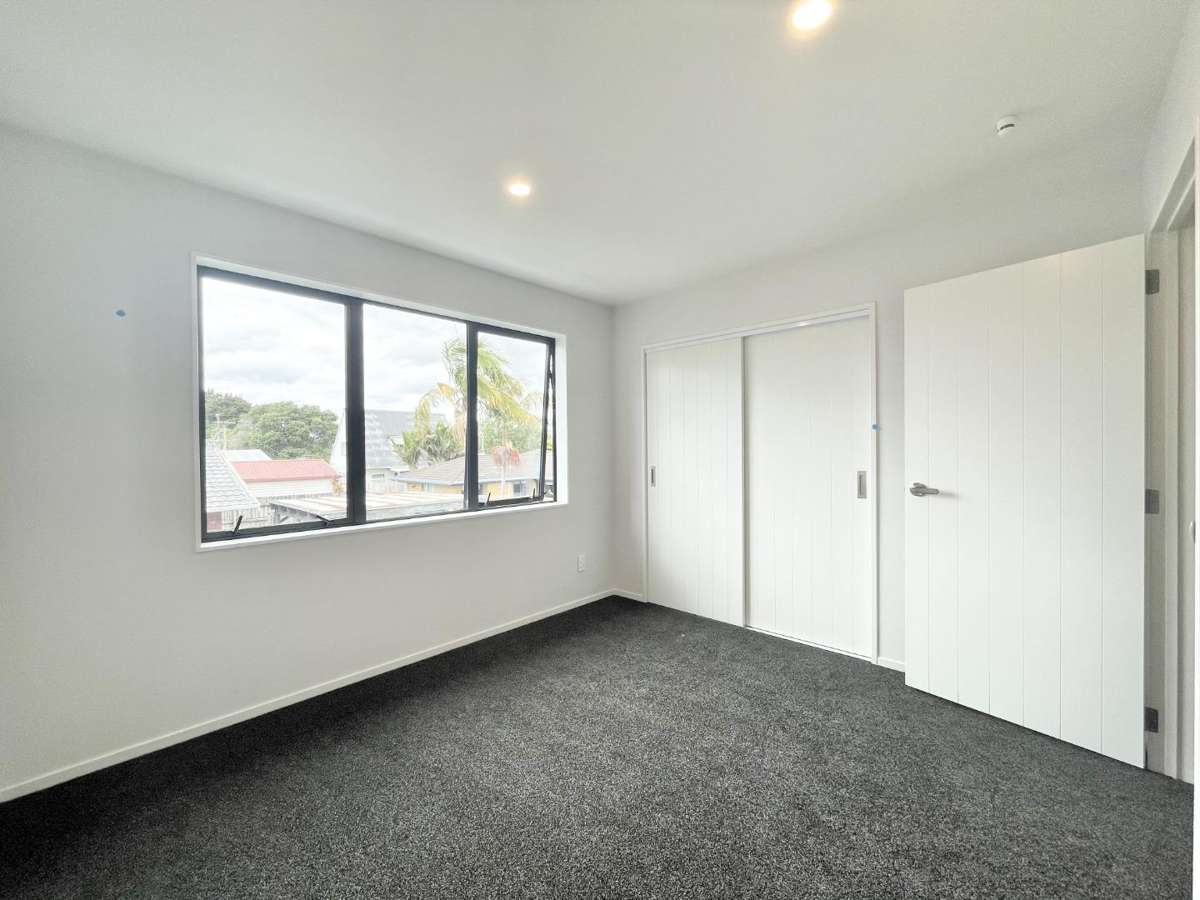 Te Atatu Peninsula, 2 bedrooms with 1 Study 4