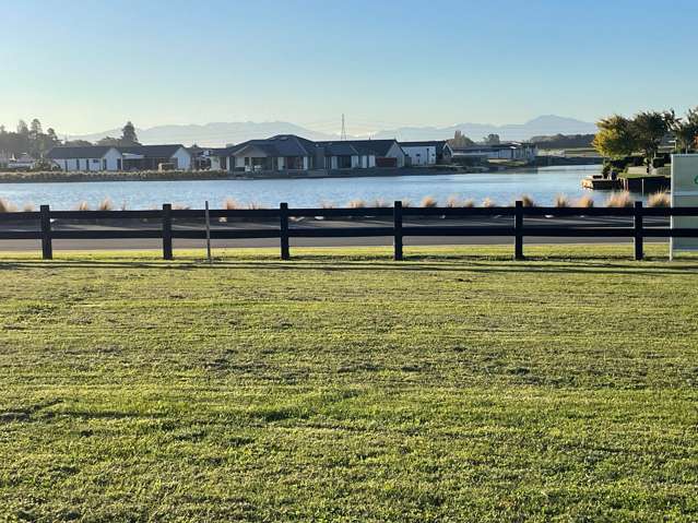 Tranquil Lake Hood Setting!