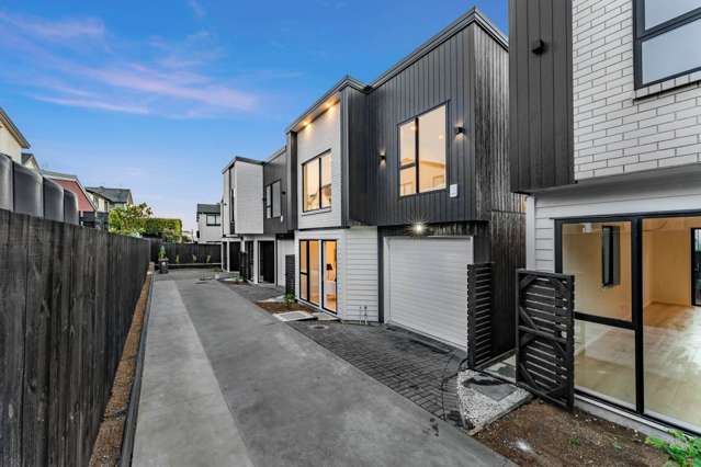 Freestanding with CCC & Freehold Title Issued!