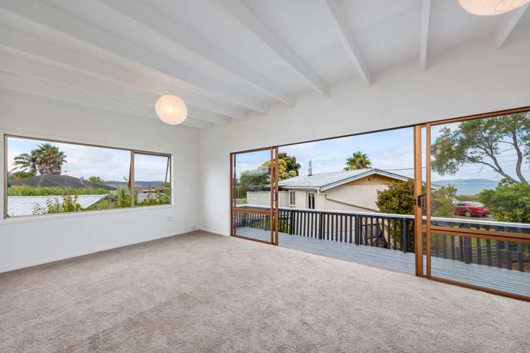 17 Piccadilly Circus Snells Beach_7