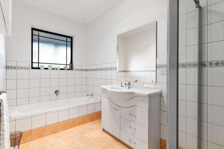 5 Ridgemount Rise Mangere Bridge_13