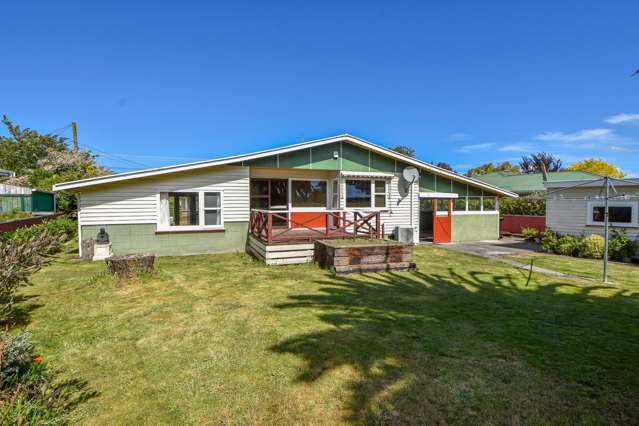 Mid-Century Modern Charm in a Spacious 3-Bed Home