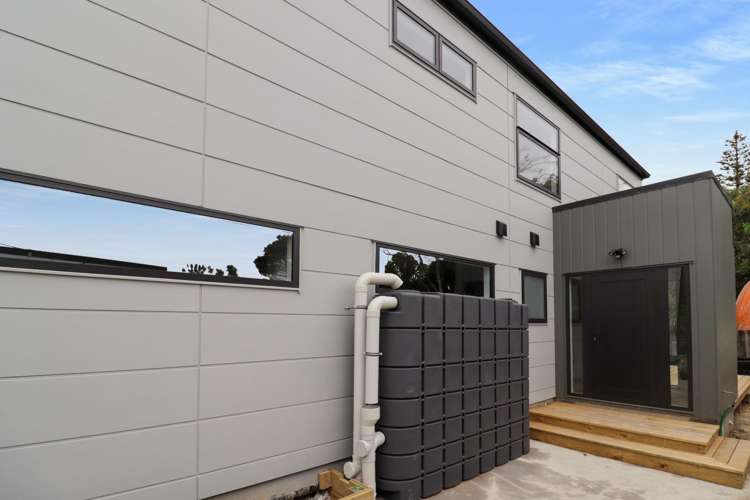 C/137 Whites Line East_0