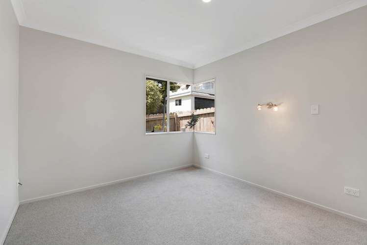 2/8a Target Road Totara Vale_8