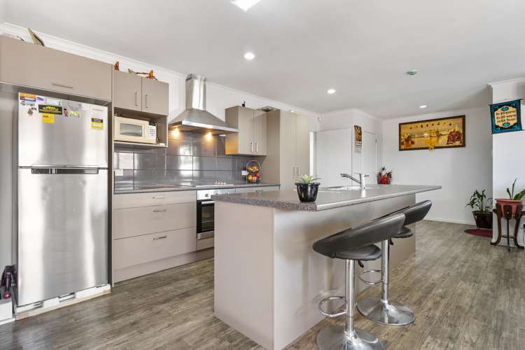 6 Austen Way Hairini_7