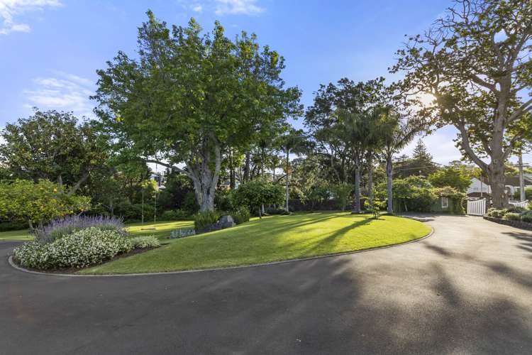 1 Marine Parade Piha_30