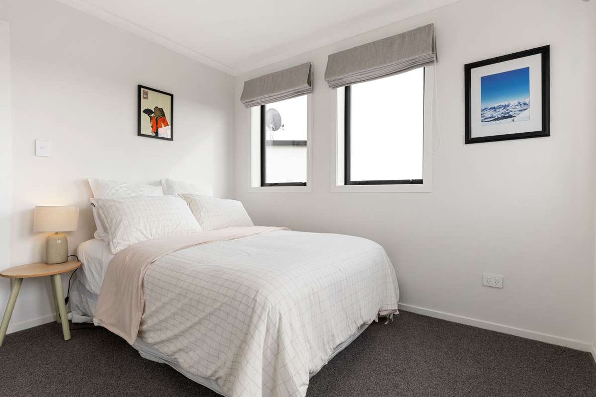 1/9 Mila Paige Close_5