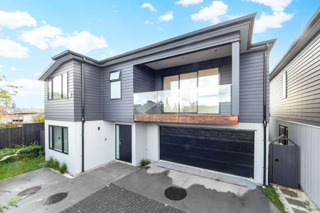 New Coastal Haven – Space & Sea Views in Torbay!