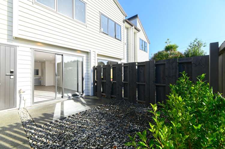 2/52 Rua Road Glen Eden_2