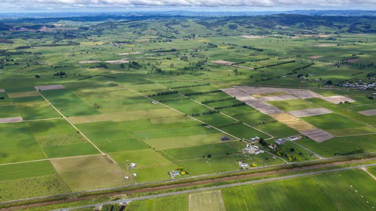 108 Canal West Road Waitakaruru_21