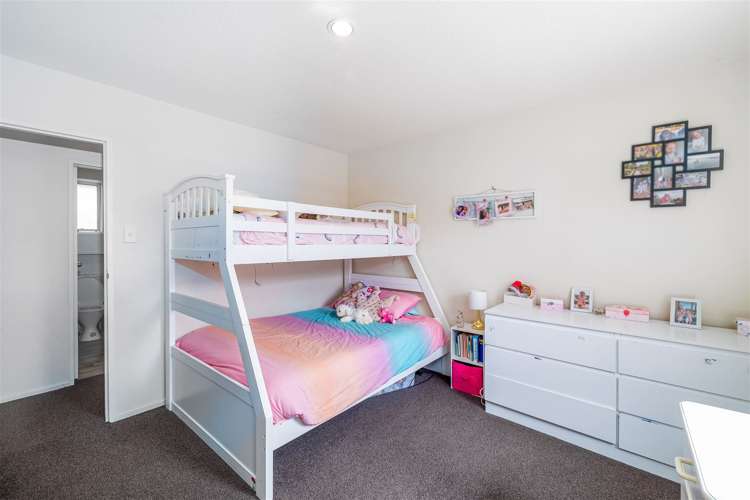 4 Karnak Crescent Russley_11