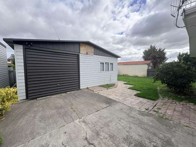 212 Sunnybank Crescent Camberley_12