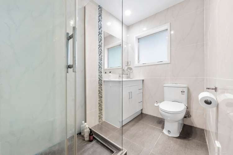 1/10 May Avenue Te Atatu South_11