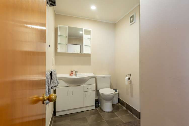 1/42 Hallenstein Street Queenstown_13