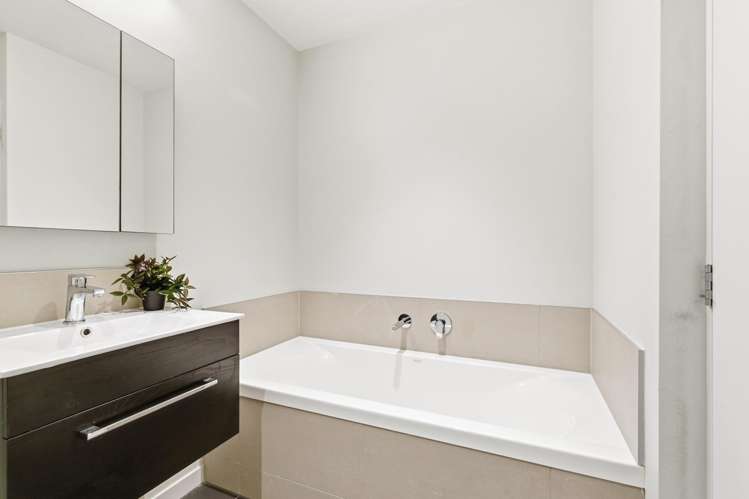 20/6 Oswald Crescent Paparangi_11