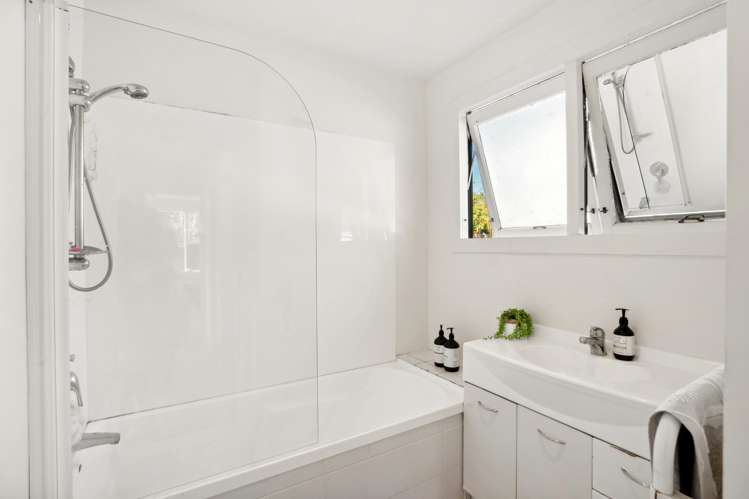 6 Wynyard Crescent Fernhill/Sunshine Bay_11