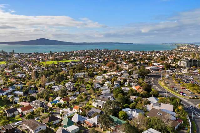 Stunning Seaviews in a Golden Godden Location