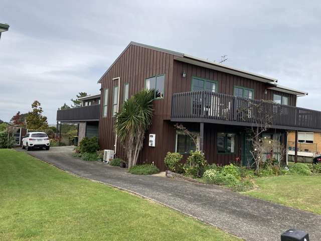 Stunning Family Home on Waterfront Golf Course