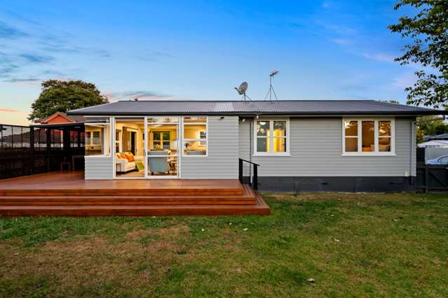 Private, Sunlit 1960s Home in Top Avondale Street