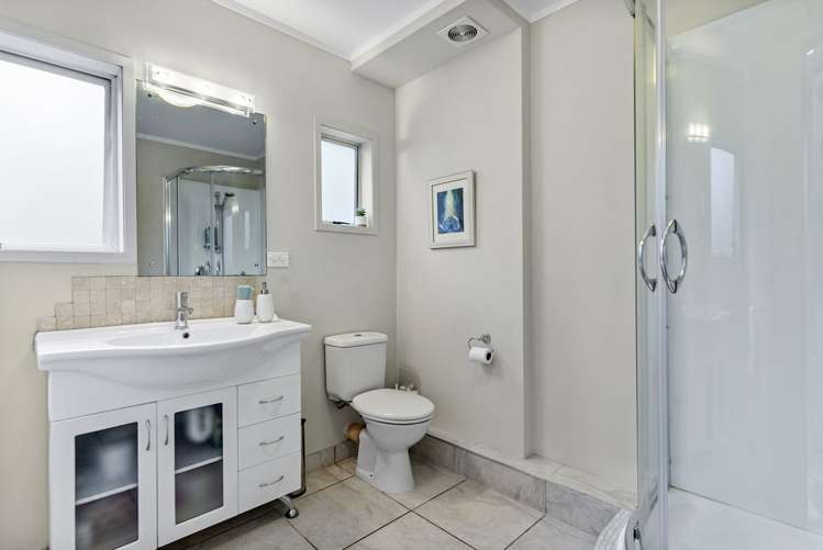 15 Longfellow Parade Glen Eden_15