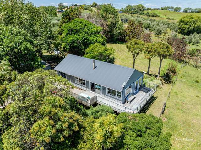 Private 1930s Cottage with Harbour Views