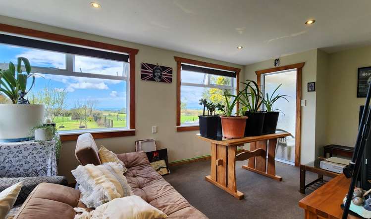 2041 Egmont Road Kaimiro_13