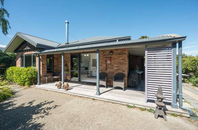 MODERN CHARM & CONVENIENCE