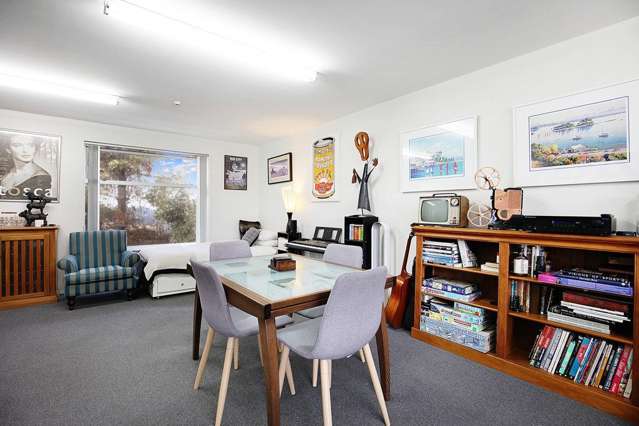 2/6 Raycroft Street Waltham_2