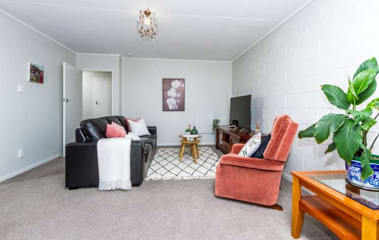 2/11 Exeter Street Stoke_11