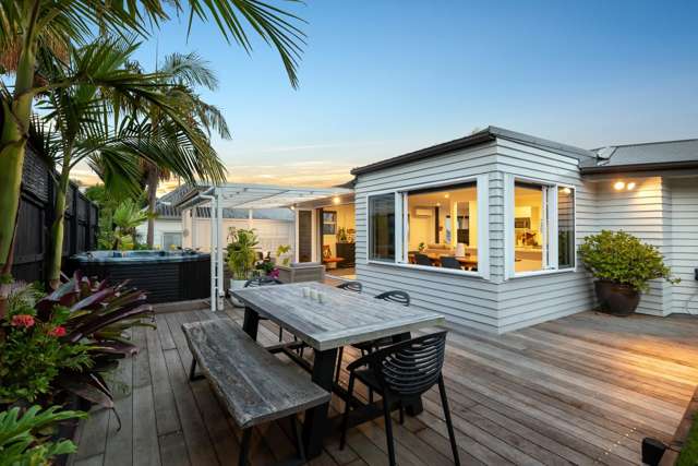 Waiake Gem - Coastal Family Living Awaits