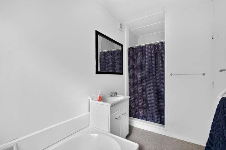 8 Cyril Way Paparangi_19