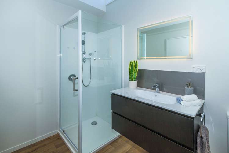 2/11 Exeter Street Stoke_15