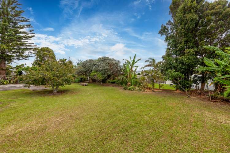 17 Piccadilly Circus Snells Beach_18