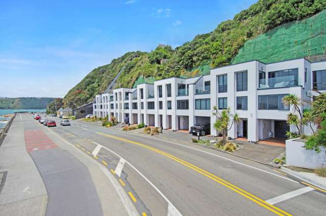 HARBOUR-FRONT LIVING WITH A PERMANENT HOLIDAY FEEL