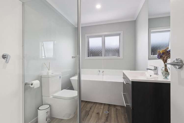 2/1 Murphy Place Titahi Bay_12