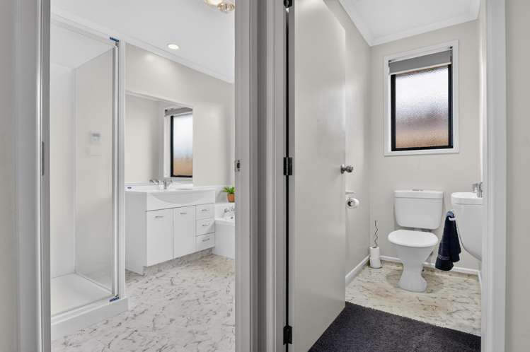 7 Kingroyal Lane Hamilton East_24