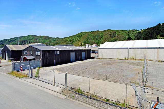Ideal warehouse/office with substantial yard
