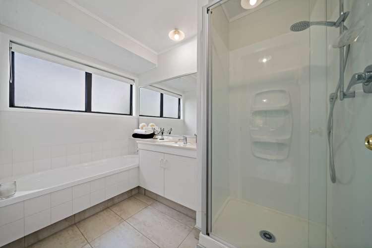 34 Pinewood Grove Botany Downs_9