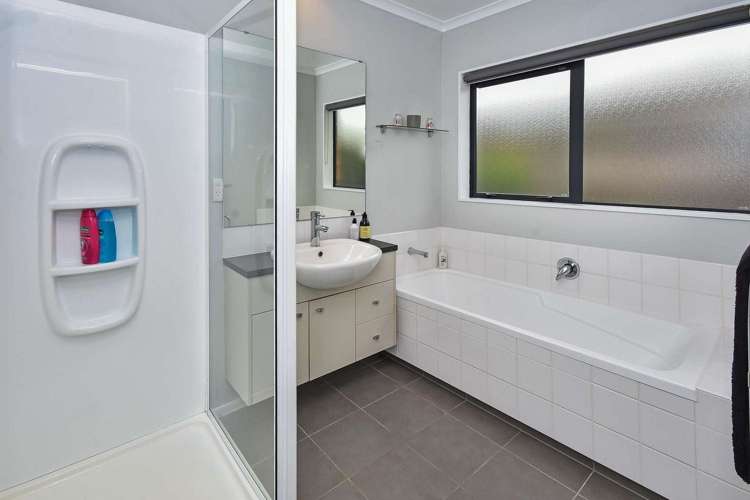 8 Aberdeen Crescent Wattle Downs_17