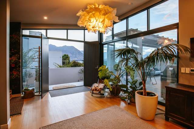 Modern Elegance-Stunning Mountain and lake views