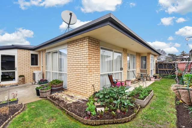 Sunny, Secure, Over Sixties in Sylvan Street!
