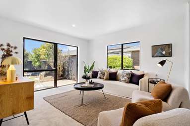 2/43 Alverston Street_3