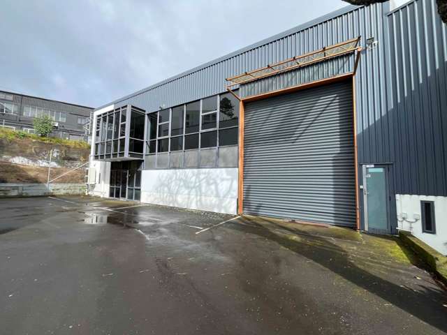 KINGSLAND WAREHOUSE / OFFICE WITH ROLLER DOOR