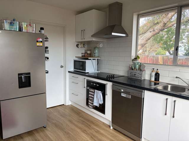 2/11 Farnborough Street Aranui_4