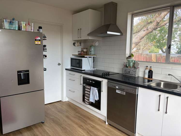 2/11 Farnborough Street Aranui_4