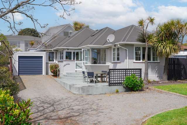 Cute Cottage. Big Charm. Raumati Beach!